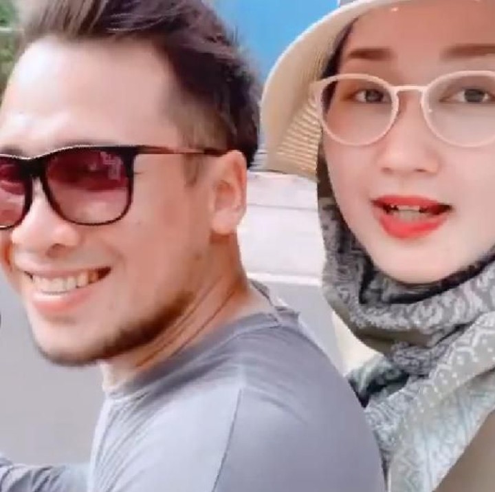 <p>Setelah menggelar pernikahan pada Minggu (17/11/2019), desainer Dian Pelangi dan suami, Sandy Nasution, berbulan madu di Bali. (Foto: Instagram @dianpelangi)</p>