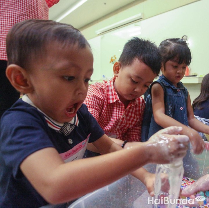 <p>Ekspresi si kecil saat berada di area <em>sensory bin. (</em>Foto: HaiBunda)</p>