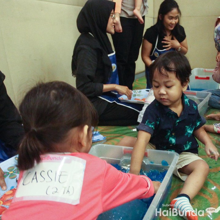 <p>Peserta <em>HaiBunda Squad Amazing Day at The Beach </em>usia 1-3 tahun sedang bermain di area <em>sensory bin.</em> (Foto: HaiBunda)</p>