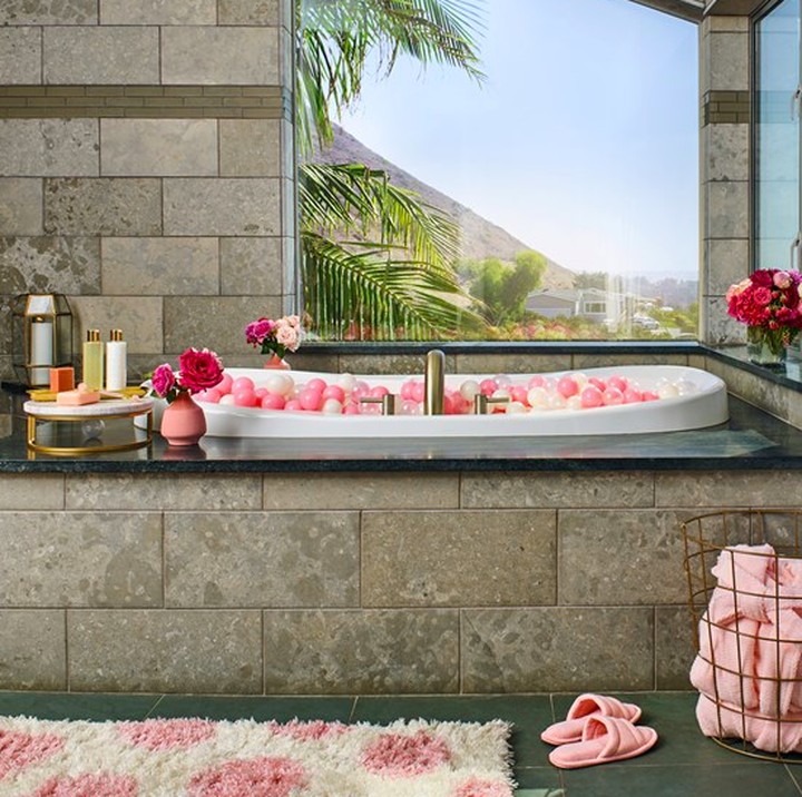<p>Bernuansa pink, kamar mandi rumah Barbie ini cute abis! (Foto: YouTube AirBnB)</p>