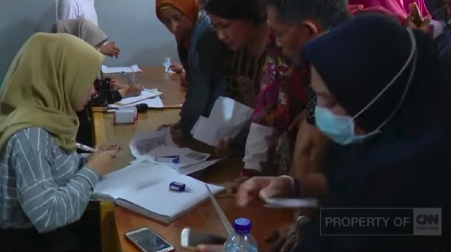 Pasien dari pengobatan alternatif ala Ningsih Tinampi sudah mengantre sampai tahun 2021.