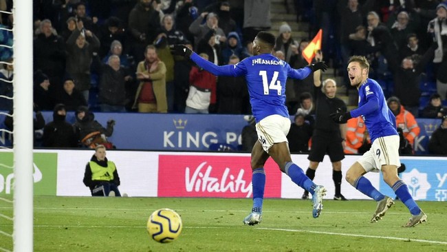 Leicester berhasil mengembalikan selisih delapan poin dengan Liverpool berkat gol kemenangan yang disahkan lewat VAR.