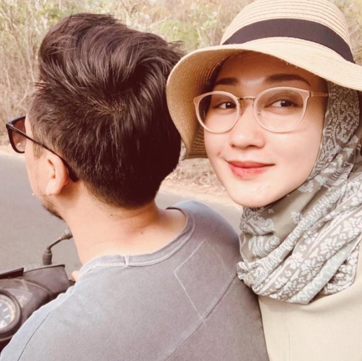 <p>Saat bulan madu di Bali, Dian dan Sandy menggunakan motor sebagai alat transportasi. (Foto: Instagram @dianpelangi)</p>