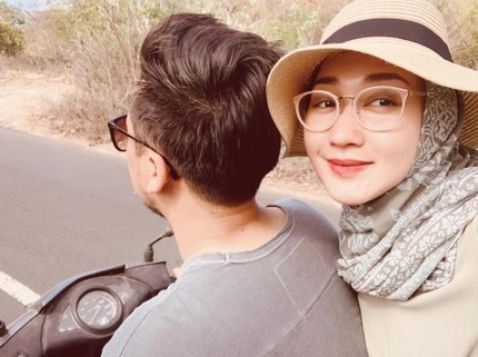 7 Foto Romantis Dian Pelangi dan Suami Saat Bulan Madu di Bali