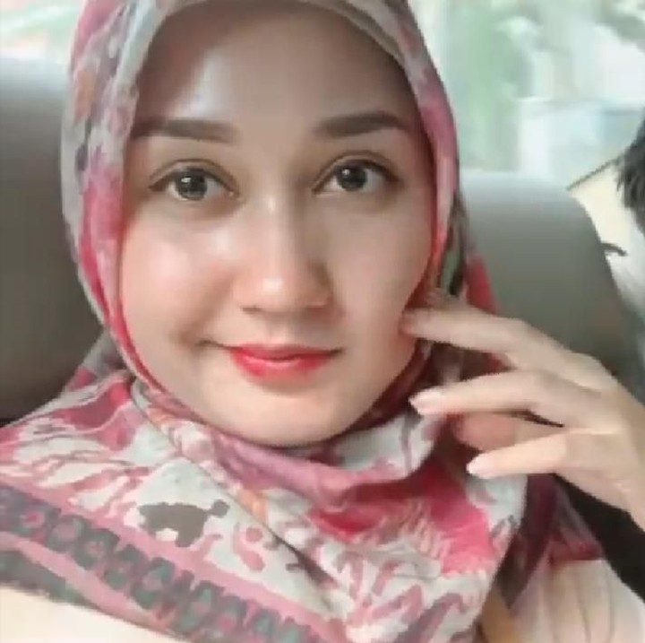 <p>Momen saat Dian memperlihatkan wajah 'gosongnya' karena terkena sinar matahari saat berbulan madu di Bali. (Foto: Instagram @dianpelangi)</p>