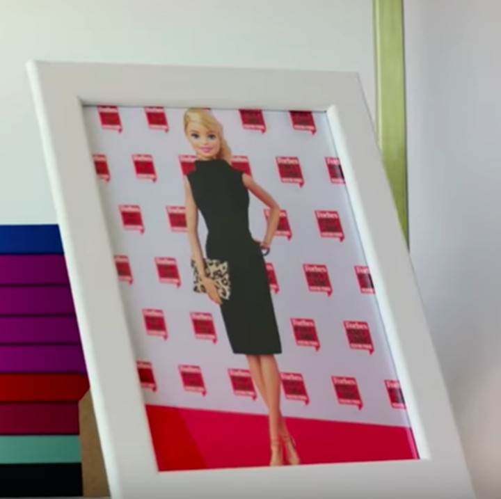 <p>Hiasan di rumah Barbie juga menggemaskan. Ada foto si empunya, Barbie, nih. (Foto: YouTube AirBnB)</p>