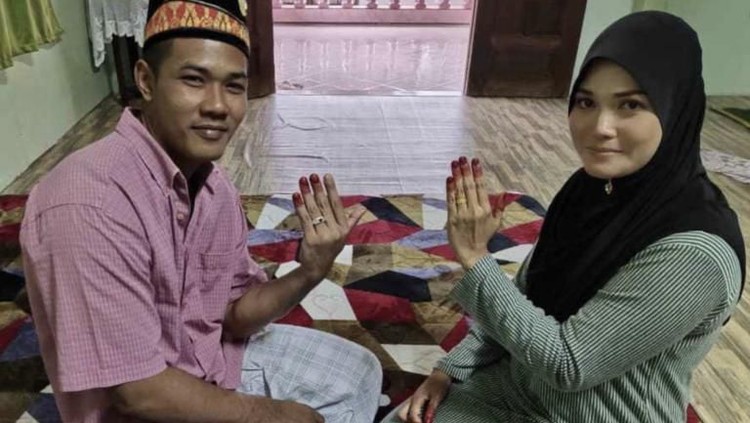 Mobil pengantin pasangan ini terendam banjir dan merusak gaun, namun pernikahan tetap dilaksanakan.