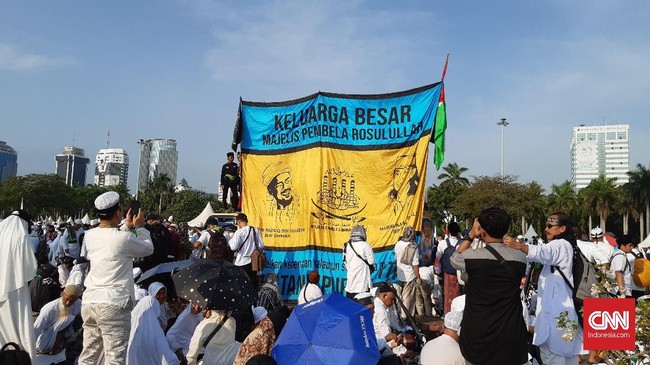 Imam Besar FPI, Rizieq Shihab, membagikan kenangan tentang pelengseran Ahok agar massa 212 tidak berhenti melawan penistaan agama.