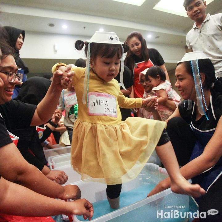 <p>Serunya saat si kecil berjalan di atas <em>sensory walk.</em> (Foto: HaiBunda)</p>