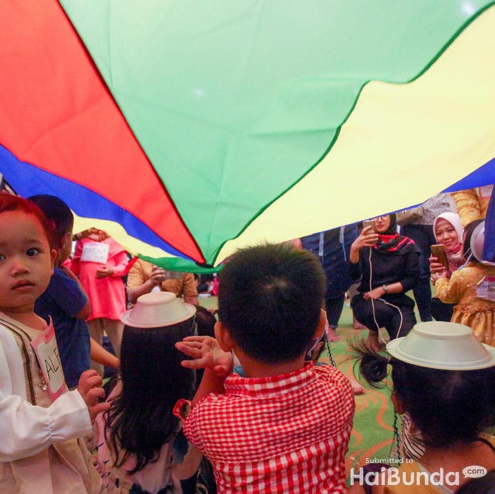 <p>Nah ini saat para peserta <em>HaiBunda Squad Amazing Day at The Beach </em>bermain umbrella ala pantai. (Foto: HaiBunda)</p>