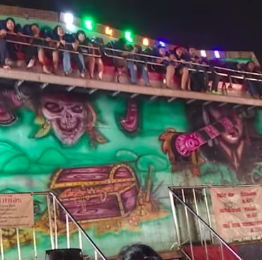 Momen Ngeri Pengunjung Terlempar dari Wahana Kursi Putar Ekstrem