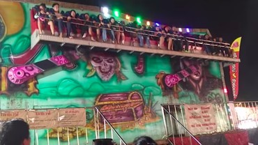 img-title Momen Ngeri Pengunjung Terlempar dari Wahana Kursi Putar Ekstrem