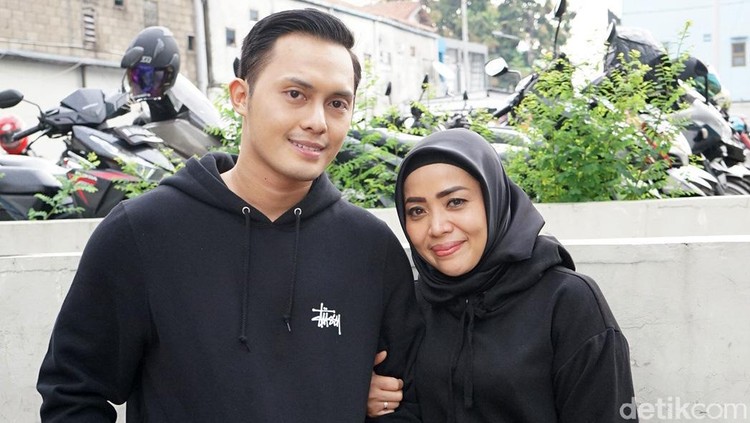 Muzdalifah dan Fadel Islami saat ditemui di studio Trans TV.