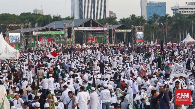 MUI terbelah menanggapi reuni aksi 212 di Patung Kuda pada 2 Desember. Ada yang tidak keberatan namun ada juga yang memandang tak perlu ada Reuni 212.