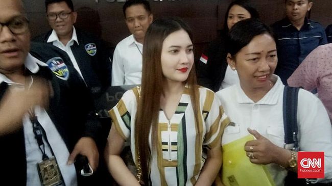 Laporkan Hoaks Selingkuh, Nella Kharisma Diperiksa 3 Jam Nella Kharisma diperiksa 20 pertanyaan oleh polisi atas aduan dugaan hoaks perselingkuhan yang ia sampaikan ke Mapolda Jatim.