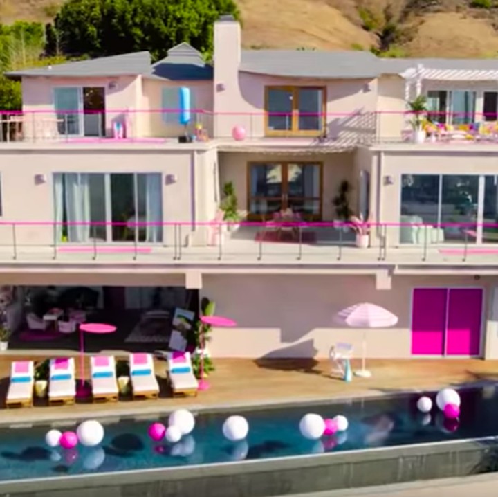 <p>Kebayang enggak, Bun, gimana rasanya menginap di rumah Barbie beneran? (Foto: YouTube AirBnB)</p>