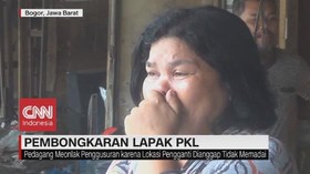 VIDEO: Pembongkaran Lapak PKL Diwarnai Tangis