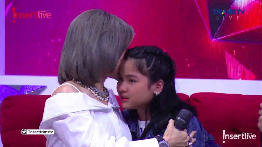 Barbie Kumalasari menangis.