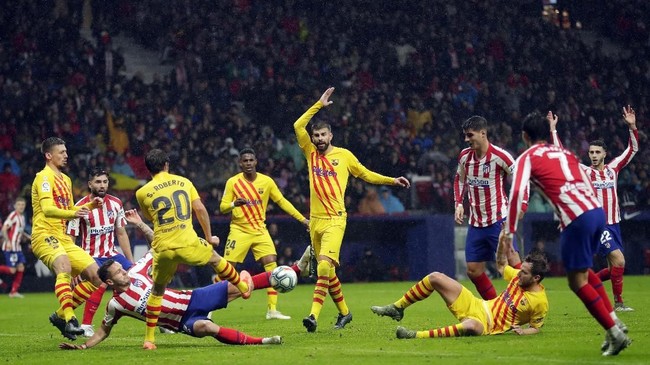 Atletico Madrid's Saul Nguez, third left, kicks the ball during a Spanish La Liga soccer match between Atletico Madrid and FC Barcelona at Wanda Metropolitano stadium in Madrid, Spain, Sunday, Dec. 1, 2019. (AP Photo/Manu Fernandez)