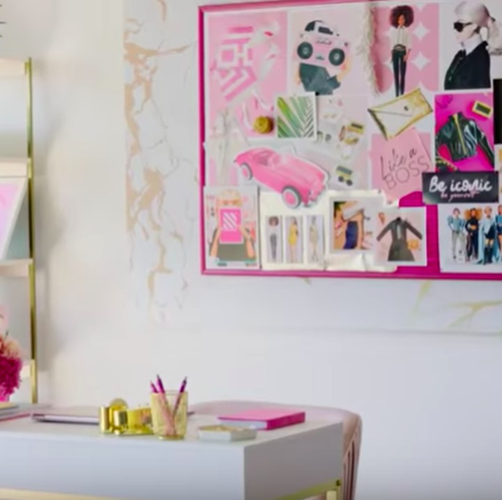 <p>Girly abis! Furnitur di rumah Barbie ini serba pink. (Foto: YouTube AirBnB)  </p>