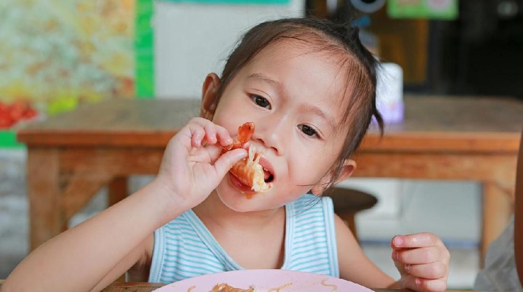 Jangan sampai si kecil cuma kebanyakan makan karbohidrat ya, Bunda.