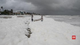 VIDEO: Pantai India Diselimuti Busa Berbahaya
