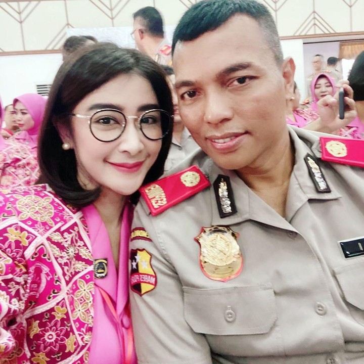 <p>Di media sosialnya, Uut lebih sering membagikan potret kegiatannya sebagai istri seorang polisi. (Foto: Instagram @uutpermatasari)</p>