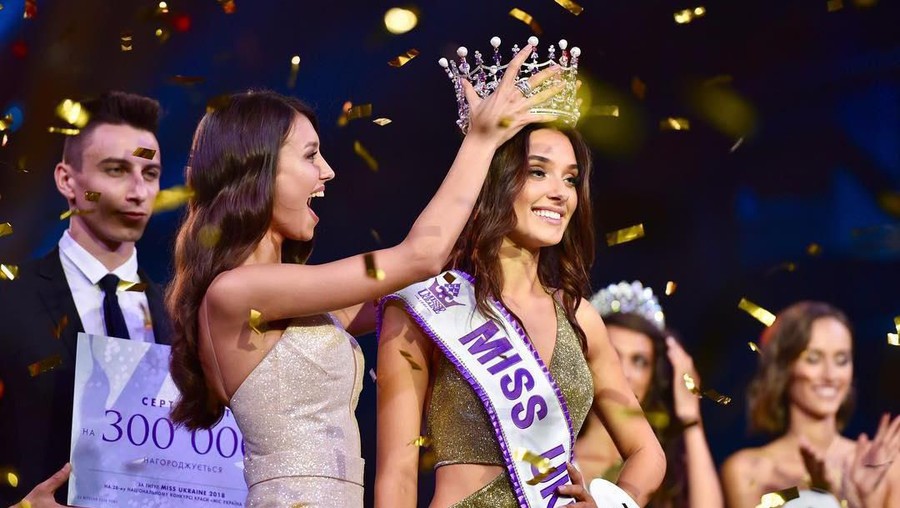 Berstatus Janda, Veronika Didusenko Dikeluarkan dari Kontes Miss World Veronika Didusenko didiskualifikasi dari Miss World karena berstatus janda dan memiliki satu anak laki-laki yang berusia lima tahun.