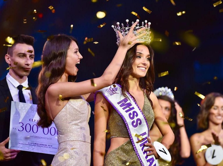 Veronika Didusenko didiskualifikasi dari kontes kecantikan Miss World lantaran diketahui dirinya merupakan janda anak satu. Berikut 7 pesona cantiknya!