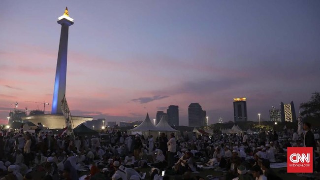 Reuni Aksi 212 bersama eks Imam besar FPI Rizieq Shihab yang digelar Senin (2/12) dini hari hingga pagi di Monas, Jakarta.