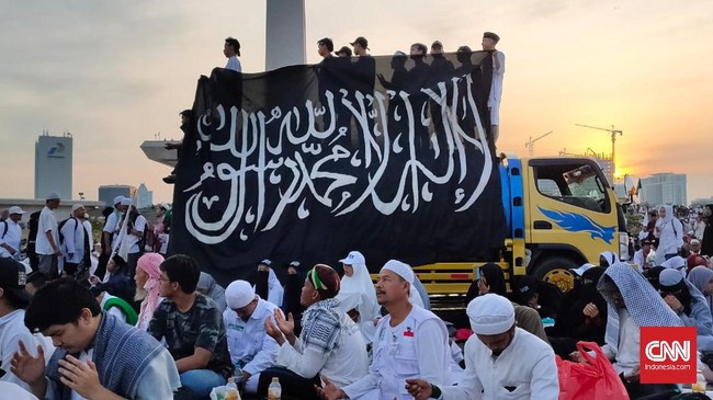 Massa aksi Reuni 212 dari sejumlah daerah terus berdatangan ke Monas pada Senin (2/12) pagi.