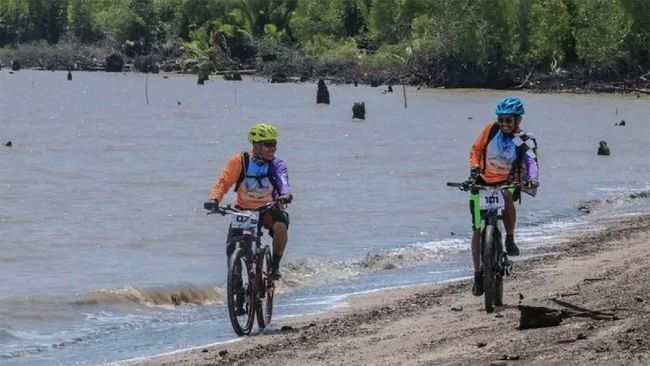 Kegiatan wisata bersepeda menyusuri rawa gambut di Pulau Cawan sangatlah seru sekaligus menantang.