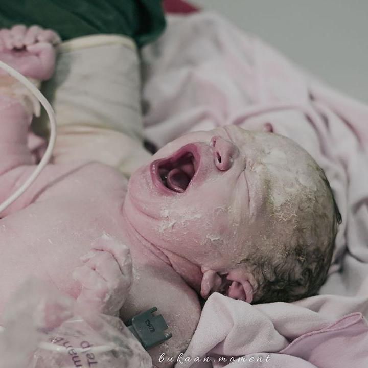 <p>Ini potret pertama kali Koa lahir, melihatnya begitu mengharukan ya. (Foto: Instagram @celine_evangelista)</p>