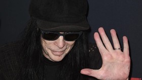 Motley Crue Reuni, Gitaris Tetap Rilis Album Solo Tahun Depan
