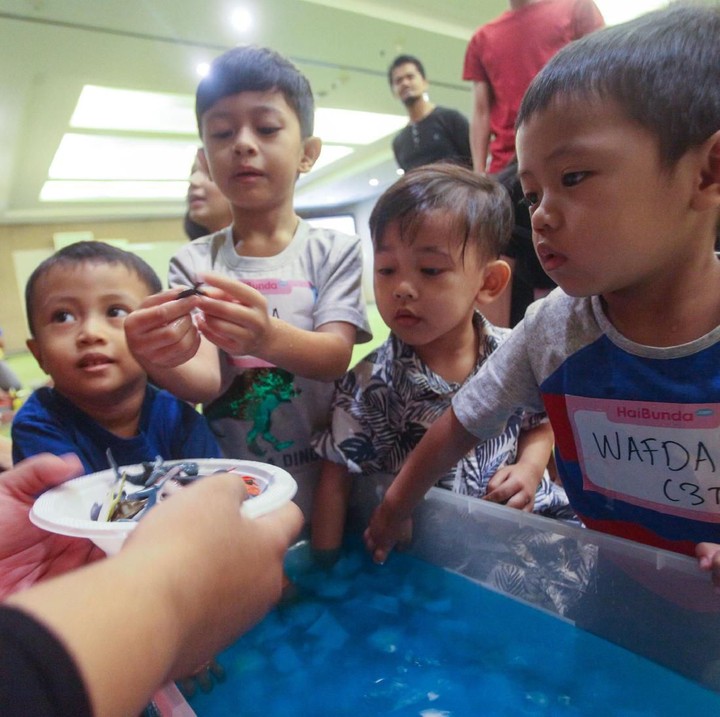 <p>Si kecil penasaran dengan isi dari <em>sensory bin.</em> (Foto: HaiBunda)</p>