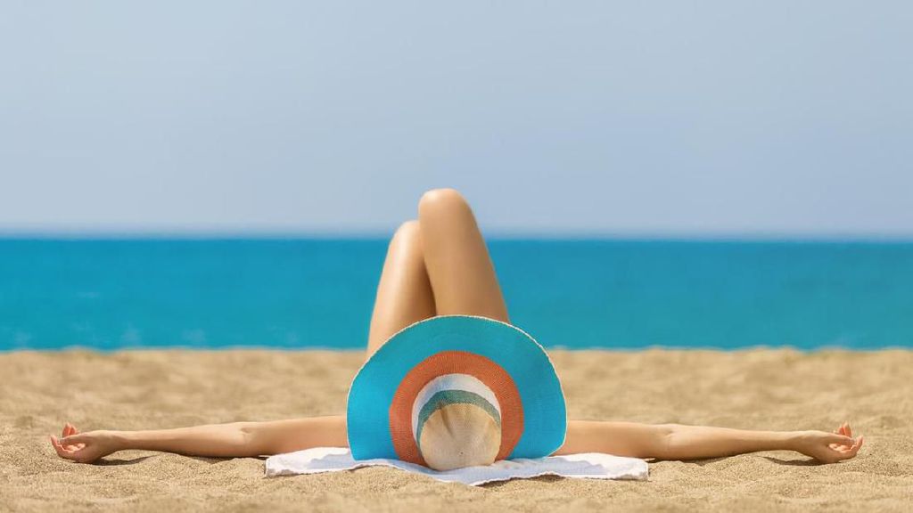 Warganet Thailand Geram, Turis Berjemur Pakai Bikini Dekat Kuil Suci