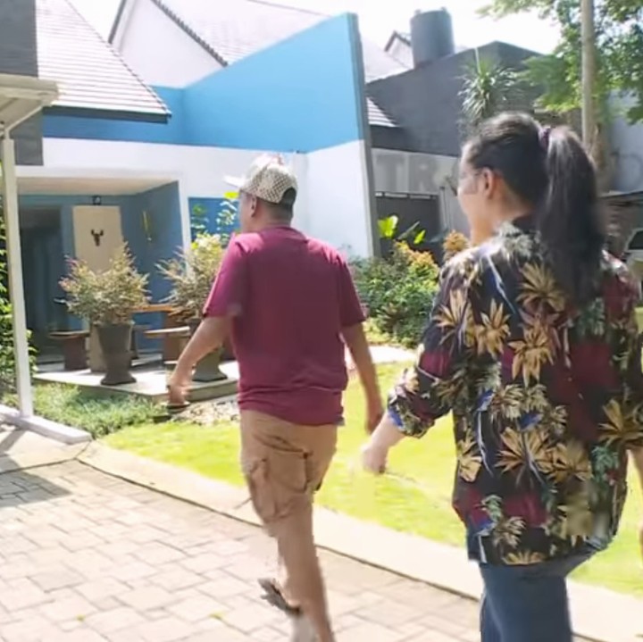 <p>Ayu Ting-ting dan Ruben Onsu pergi bertandang ke rumah desainer kondang, Ivan Gunawan. (Foto: YouTube Brownis Trans TV)</p>