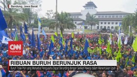 VIDEO: Ribuan Buruh Berunjuk Rasa di Depan Gedung Sate