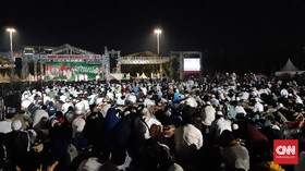 Tahajud Bersama, Massa Reuni 212 Doakan Rizieq Bisa Pulang