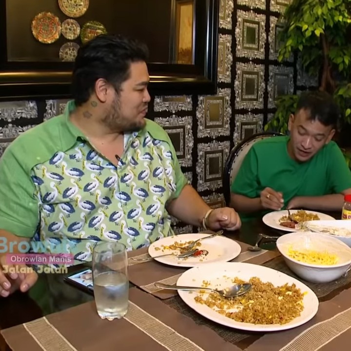 <p>Ruang makan dengan pencahayaan kuning ini membuat terkesan romantis ya. (Foto: YouTube Brownis Trans TV)</p>