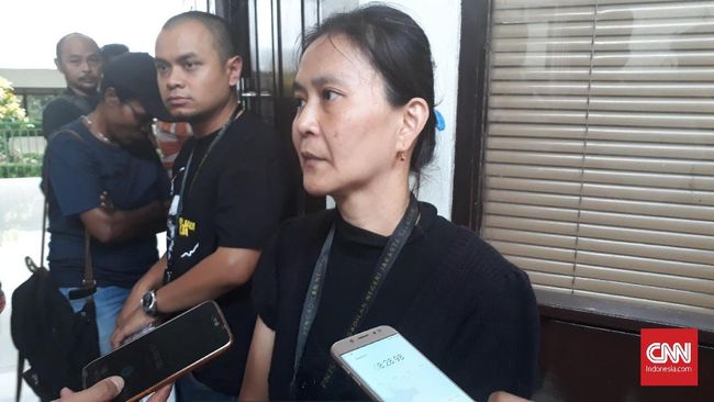 Istri Duga Surya Anta Idap ISPA dan Tak Dirawat dengan Wajar Istri Surya Anta, Lucia, berharap ada tes darah untuk memastikan kesehatan suaminya yang kini berada di Rutan Salemba.
