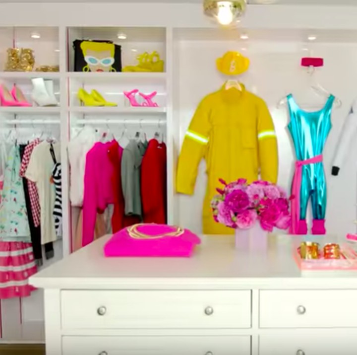 <p>Di rumah Barbie ini juga ada walking closet. Pakainnya lucu-lucu. Ada kostum astronot lho. (Foto: YouTube AirBnB)</p>