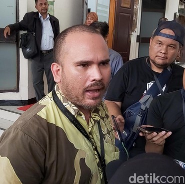 Arya Claproth Tengah Pakai Headset Saat Zefania Jatuh dari Balkon