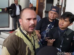 Arya Claproth Diam Usai Diperiksa, Hari Ini Giliran Karen Datangi Polisi