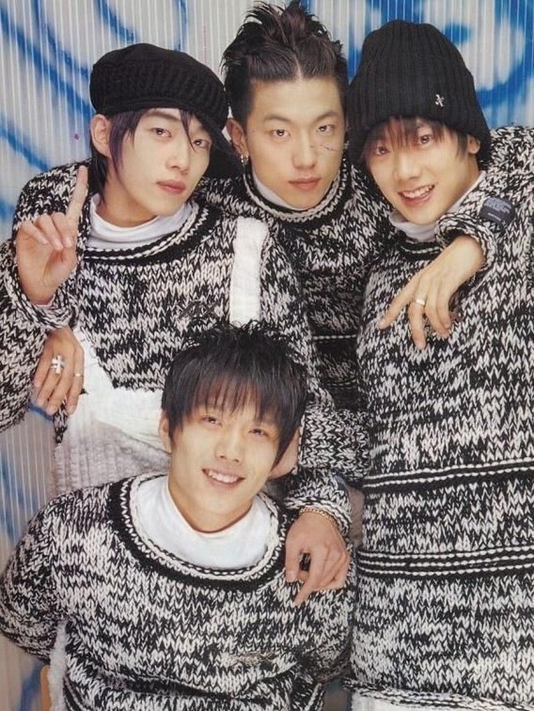 6 Foto Lawas Taesaja, Boygroup yang Satu Anggotanya Kini Jadi Kurir Enam potret lawas dari boygroup asal Korea Selatan, Taesaja. Seperti apa kabarnya kini?