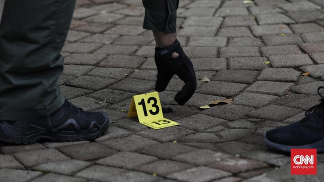 Dua anggota TNI korban granat asap di kawasan Monas masih menjalani perawatan di RSUD Gatot Subroto sehingga belum bisa dimintai keterangan.