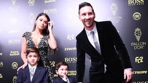 Viral Anak Messi Usil Lempar Permen ke Fans Argentina