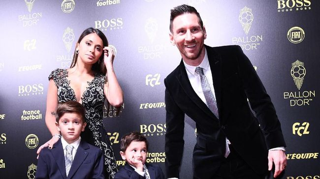 Video istri Lionel Messi Antonela Roccuzzo marah kepada anak keduanya yakni Mateo karena melemparkan permen ke penonton Piala Dunia 2022 viral di media sosial.