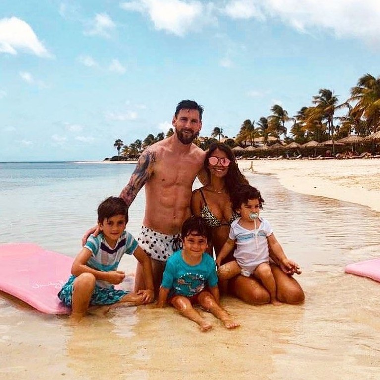 Berikut ini momen-momen kompak Lionel Messi bersama anak dan istri. Siap-siap dibikin iri ya Insertizen.