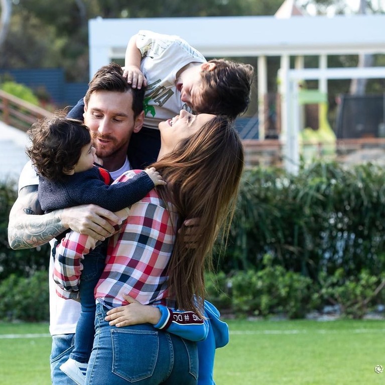 Berikut ini momen-momen kompak Lionel Messi bersama anak dan istri. Siap-siap dibikin iri ya Insertizen.